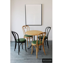 Table et chaise de bistrot