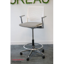 Chaise assis debout