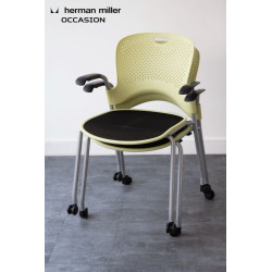 Chaise empilable sur roulettes