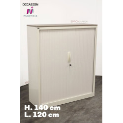Armoire blanche à rideaux