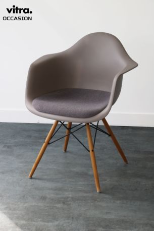 vitra plastic side chair eames chaise